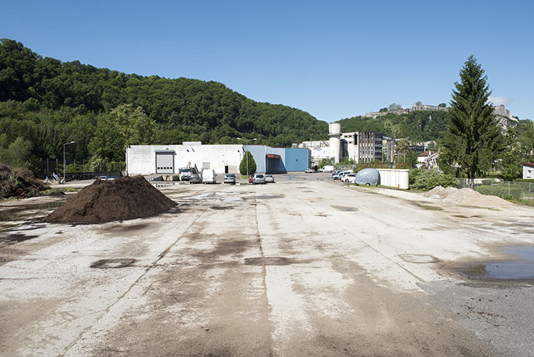 Etat en 2016. Usine C : zone correspondant à la partie détruite, avec l'usine A en arrière-plan.