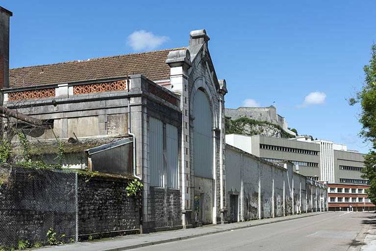 Etat en 2016. Usine A : façade sur rue de la chaufferie, vue en enfilade.