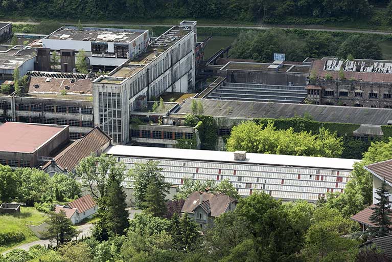 Etat en 2016. Usine A : vue d'ensemble plongeante depuis le nord sur la partie centrale. Chaufferie et atelier de réparation (sheds) au premier plan, étirage et filature tergal au second plan.