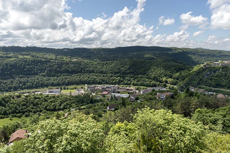 Vue d'ensemble plongeante sur le site, depuis le nord.