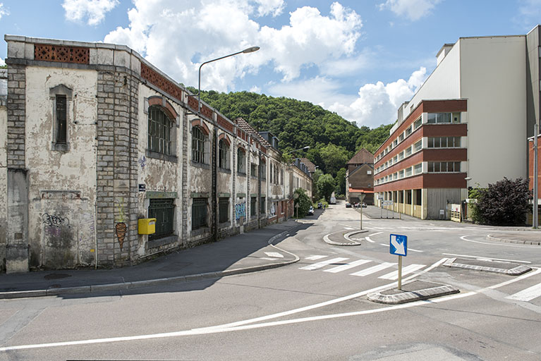 Etat en 2016. Rue séparant l'usine A (à gauche) de l'usine B (à droite), depuis la place Guyon.