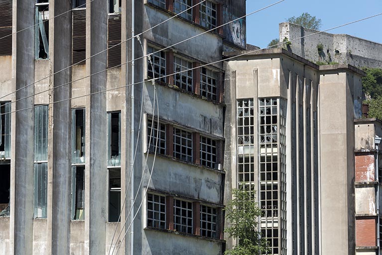 Etat en 2016. Usine A : détail de la façade nord de la filature nylon, depuis le poste de transformation à l'est.
