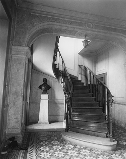 Logement patronal. Vestibule et buste d'Emile Cusenier en 2000.