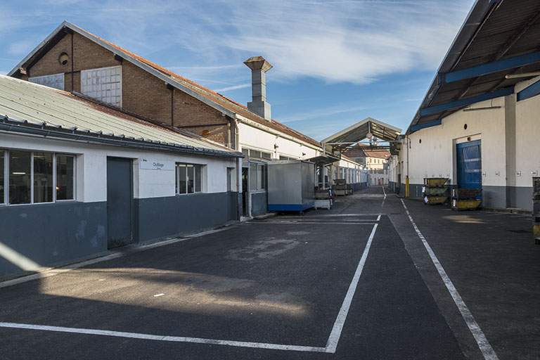 Atelier de fabrication et passage couvert, depuis l'ouest.