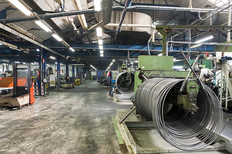 Intérieur d'un atelier de fabrication.