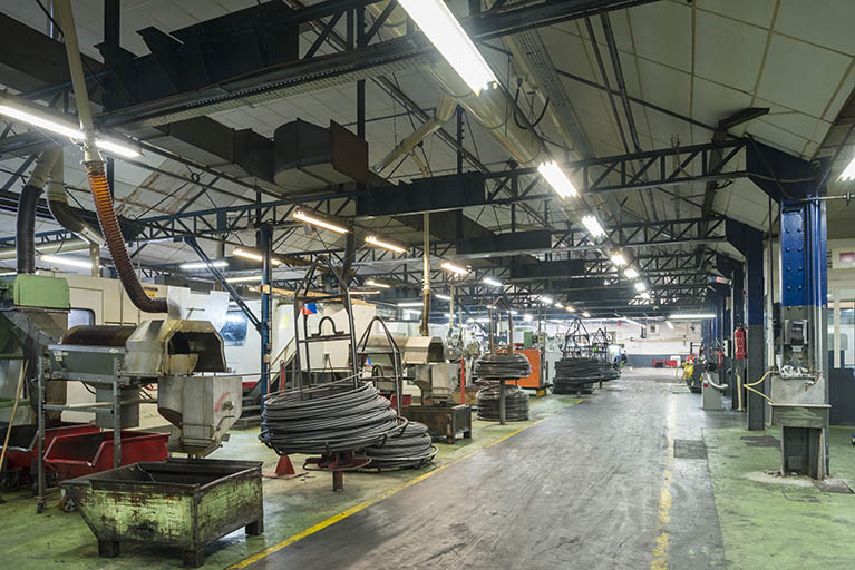 Charpente métallique d'un atelier de fabrication.
