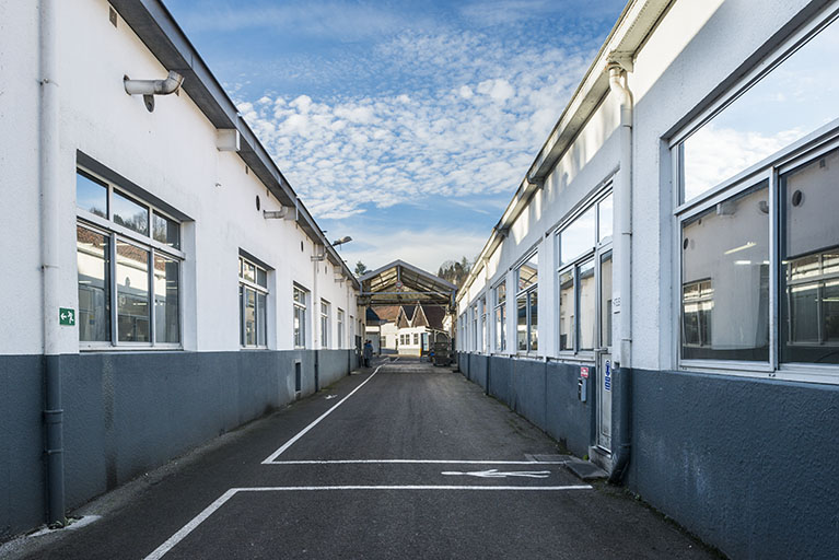 Passage entre deux ateliers. Vue depuis l'ouest.