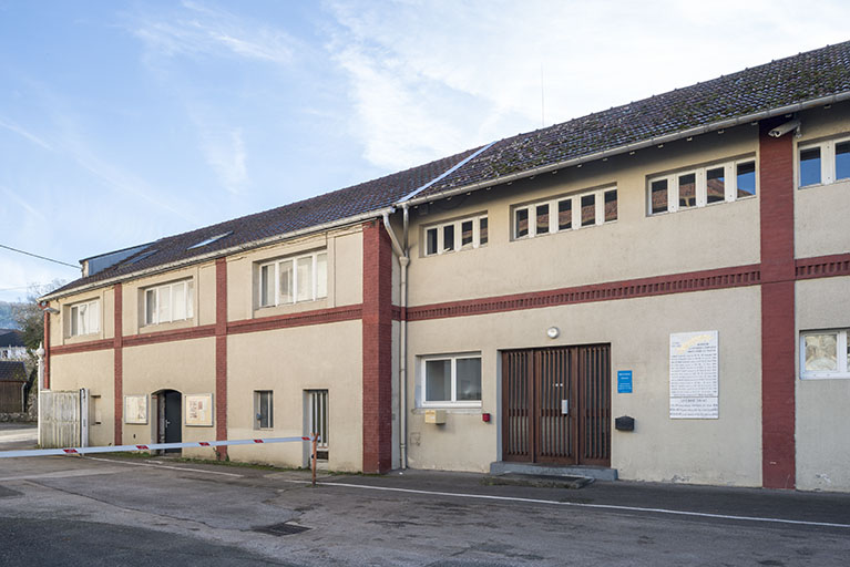 Bureaux et bâtiment à vocation sociale.