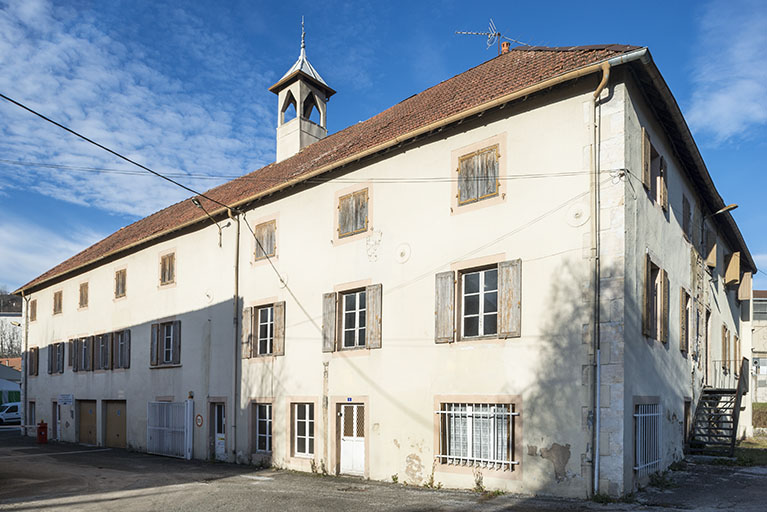 Bâtiment du moulin. Vue de trois quarts depuis l'entrée.