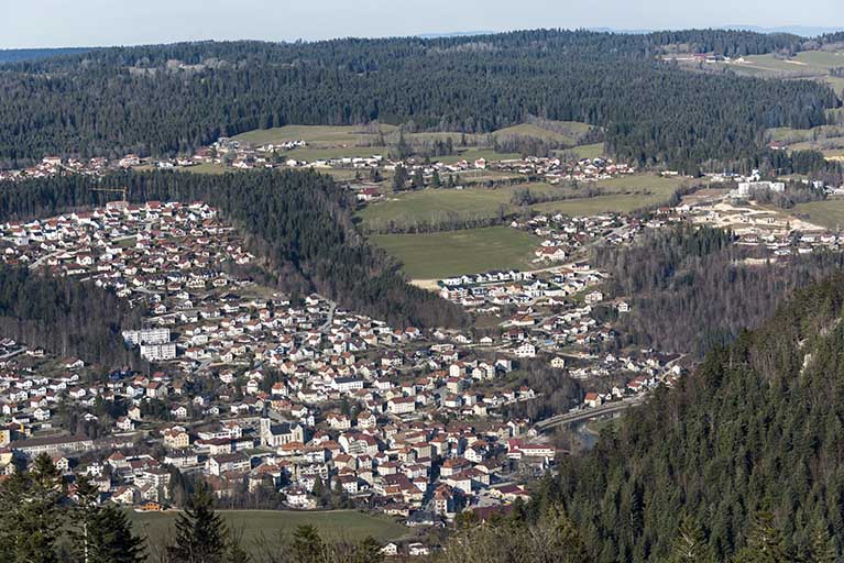 Vue d'ensemble rapprochée de la ville, depuis le Meix Musy au sud. Le centre-ville et le Quartier neuf sont au centre de l'image.