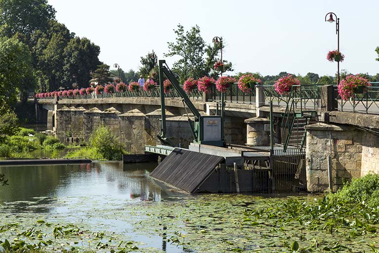 Le pont et la "portière" qui alimentait l'ancienne forge.