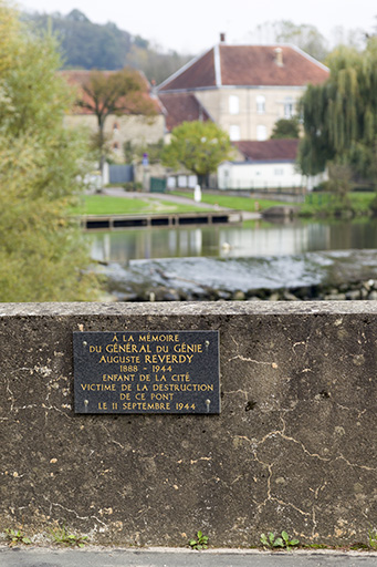 La plaque commémorative en l honneur du Général Reverdy, et en arrière plan, sa demeure.