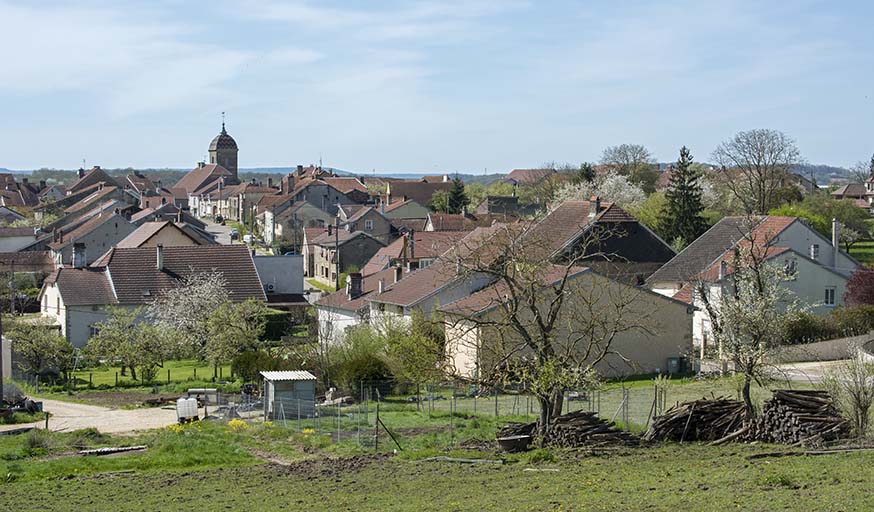 Vue d'ensemble du village depuis l'est.