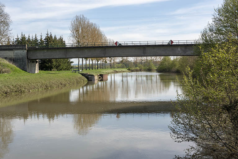 Vue sur le pont de la départementale 46 franchissant la Saône. Vue vers l'amont.