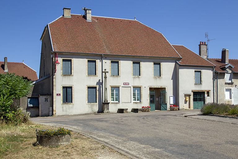 Vue de trois-quart de la façade antérieure de l'ancienne école, actuel hôtel de ville.