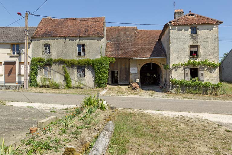 Vue de face de la ferme 15 - 17 rue du Jardiney. 
