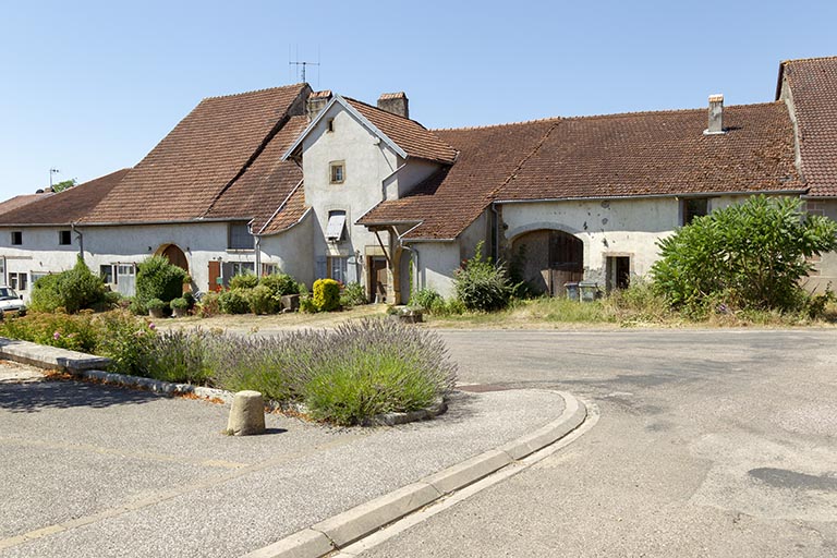 Alignement de fermes en haut de la rue du Château. 