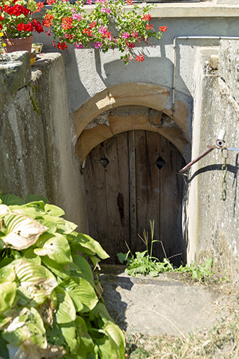 Entrée de cellier à arc en plein cintre, à ressauts formé de deux rouleaux. (4 rue du Château.)