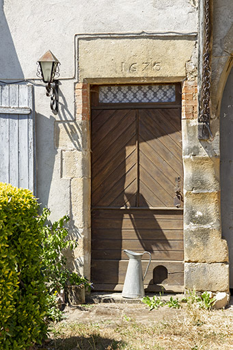 Détail de la porte et du linteau. (4 rue du Château.)