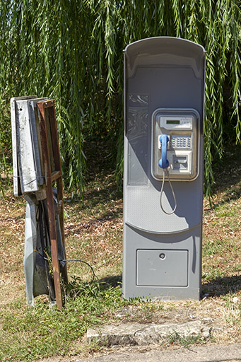 Cabine téléphonique.