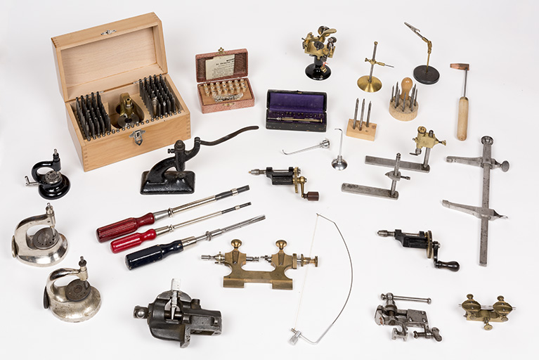 Outils produits dans la commune des Gras (potences, estrapades, tours, étaux, compas aux engrenages, etc.).