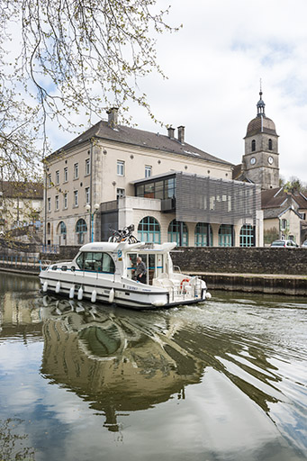 La dérivation avec l'hôtel de ville et l'église.