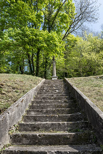 Escalier menant à une croix, ancien cimetière.