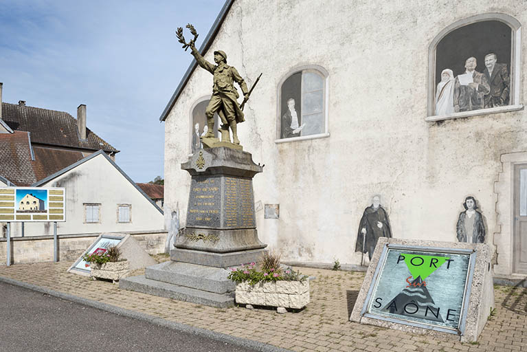 Le monument aux morts, place de l'église.