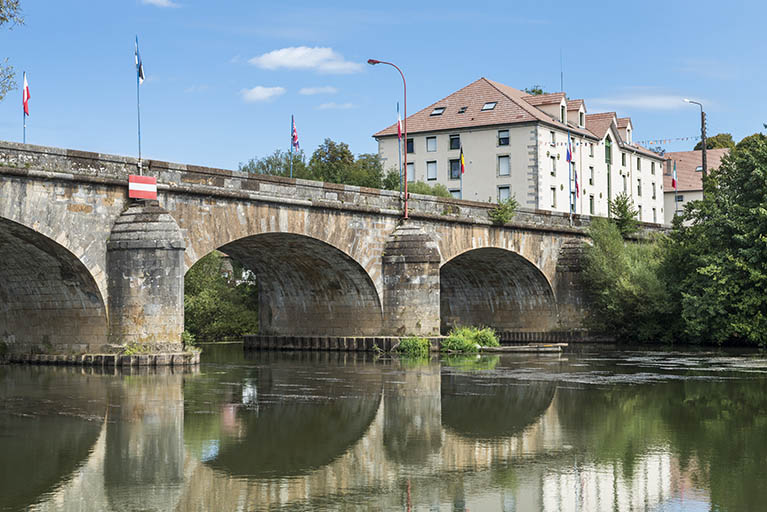 Le pont reliant Saint-Valère à l'île de la Rezelle.