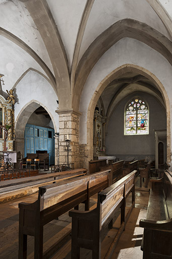 Vue au niveau du transept avec une des chapelles en arrière-plan.