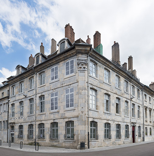 Immeuble (1739) et atelier d'horlogerie Victor Petiteau, 1 rue du Lycée.