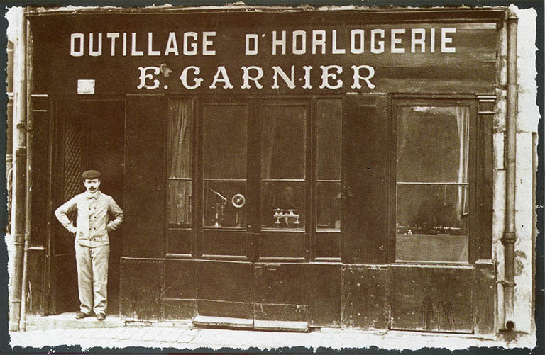Devanture du magasin d'outillage d'horlogerie Garnier (8 rue de l’Orme de Chamars), s.d. [vers 1910].