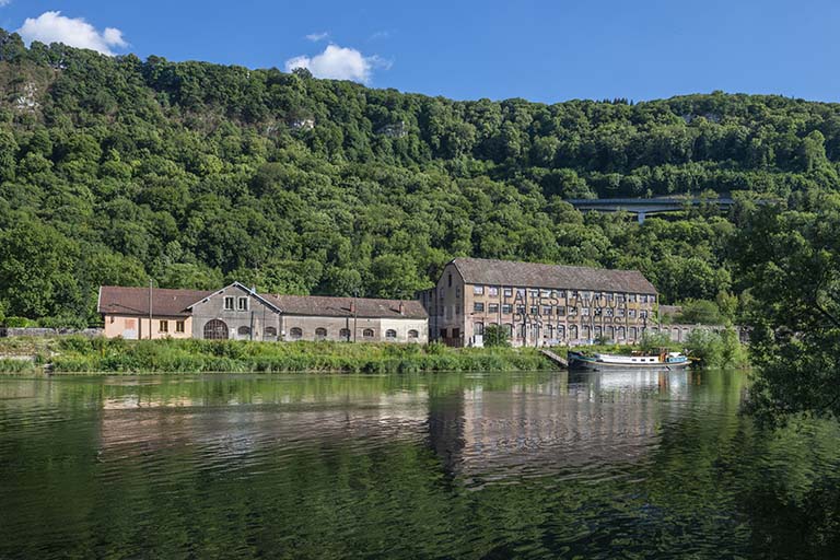 Vue d'ensemble depuis le nord (rive droite du Doubs).