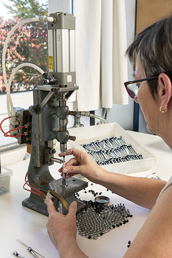 Usine d'outillage Lerrac Outillage, Les Fins : ouvrière assemblant un tournevis.