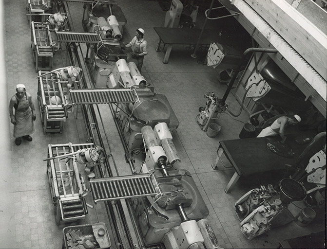 Vue plongeante d'un atelier, s.d. [vers 1960].