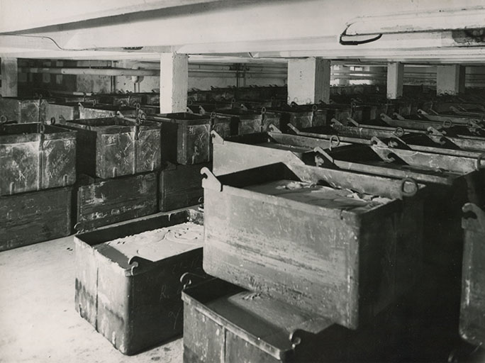 Stockage des matières premières à l'étage de soubassement, s.d. [vers 1960].