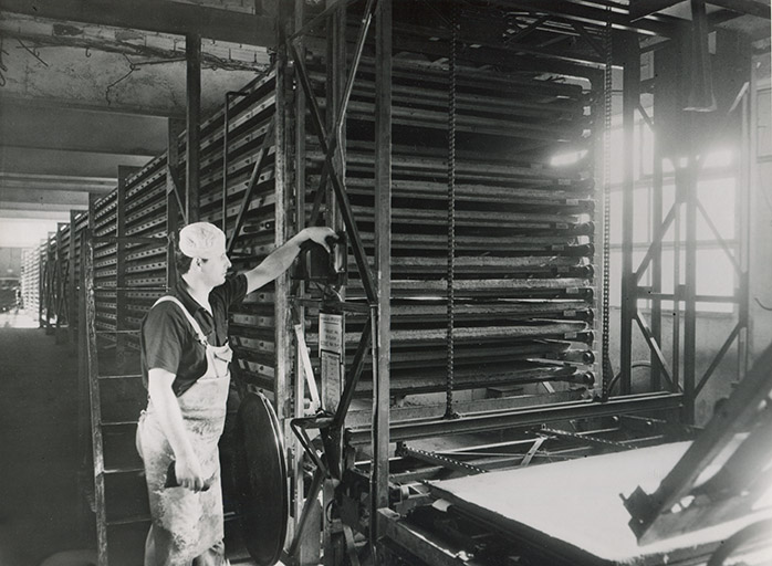 Atelier des pains d'épices (retour des plaques de cuisson ?), s.d. [vers 1960].