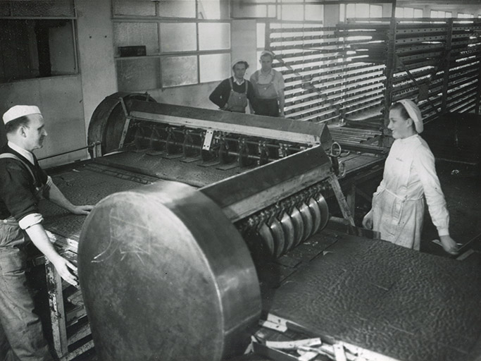 Atelier de découpage des pains d'épices, s.d. [vers 1960].