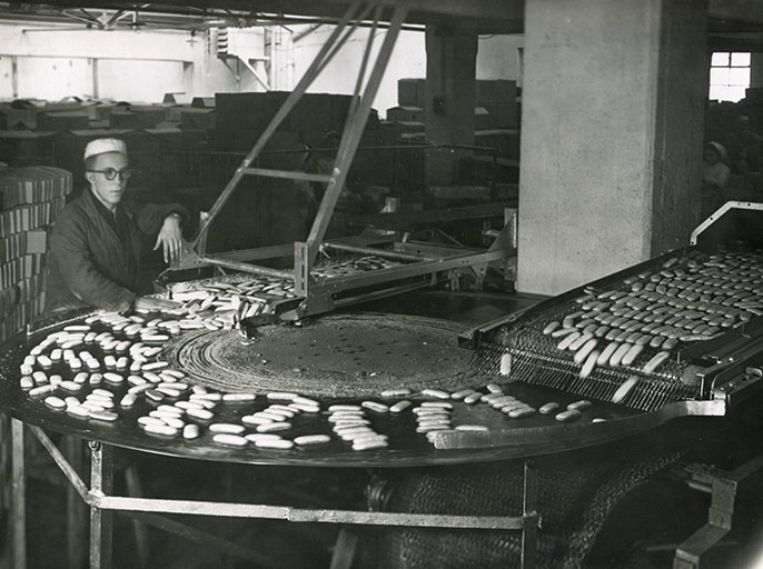 Biscuiterie Brochet. Contrôle des pains d'épices sur tapis roulant, s.d. [vers 1960] (33, 35 rue de Vesoul). ; Contrôle des pains d'épices sur tapis roulant, s.d. [vers 1960].