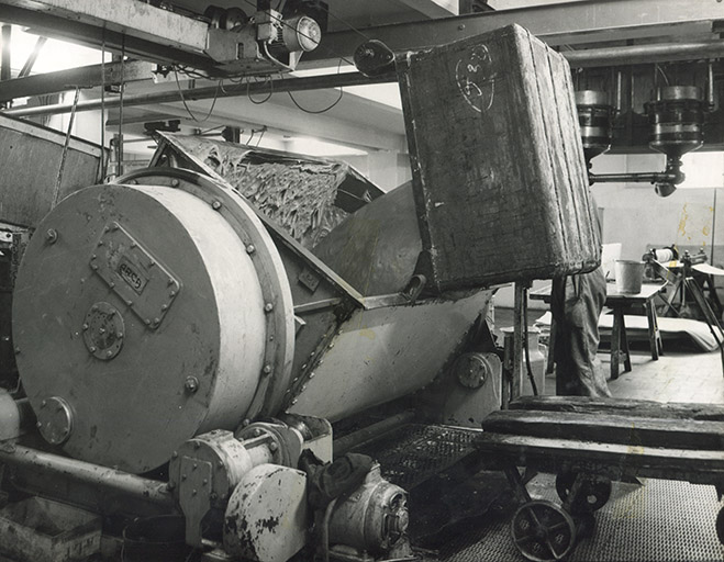 Atelier des pains d'épices. Versement de la pâte (?), s.d. [vers 1960].