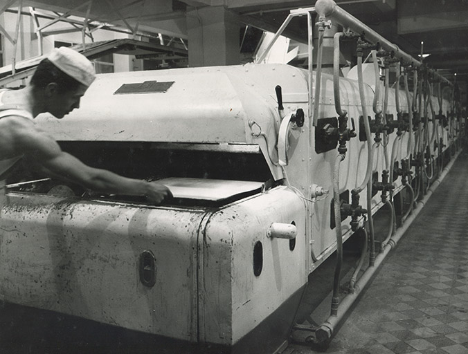Atelier des pains d'épices. Four continu, s.d. [vers 1960].