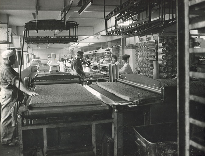 Laminage des plaques de pain d'épices, s.d. [vers 1960].