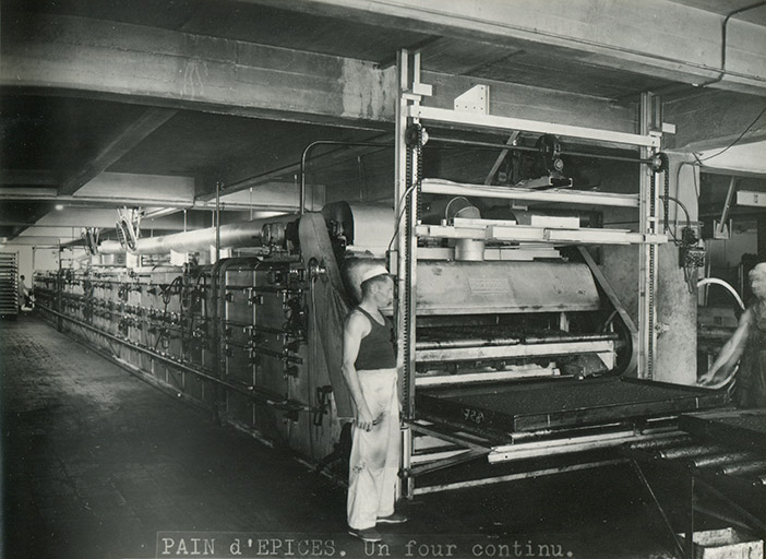 Atelier des pains d'épices. Four continu, s.d. [vers 1960].