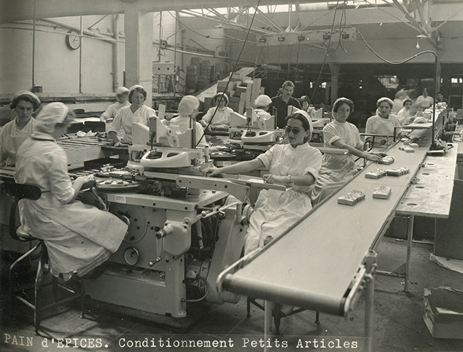 Atelier de conditionnement des petits articles (pains d'épices), s.d. [vers 1960].