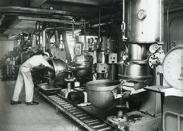 Atelier de fabrication des bonbons. Cuiseurs sous vide, s.d. [vers 1960].