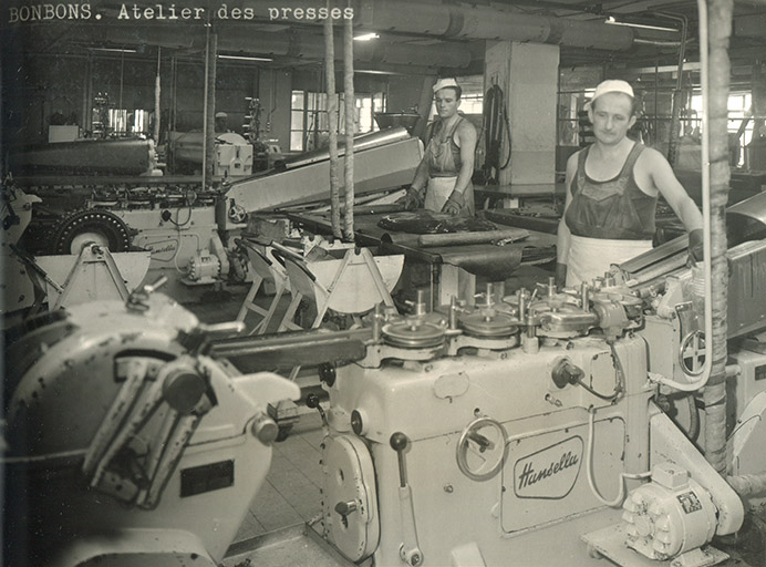 Atelier de fabrication des bonbons. Presses, s.d. [vers 1960].