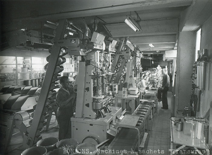 Atelier des bonbons, machines à sachets, s.d. [vers 1960].