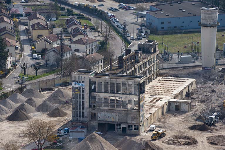 Etat début 2019. Vue plongeante sur le bâtiment conservé dite la "cathédrale".