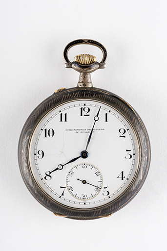 Montre marquée Ecole nationale d'Horlogerie de Besançon (musée du Temps, Besançon).