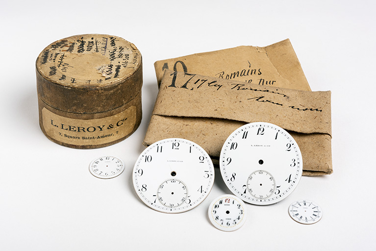 Cadrans et boîte de fourniture Leroy, début 20e siècle (Collection J.M. Loiseau).